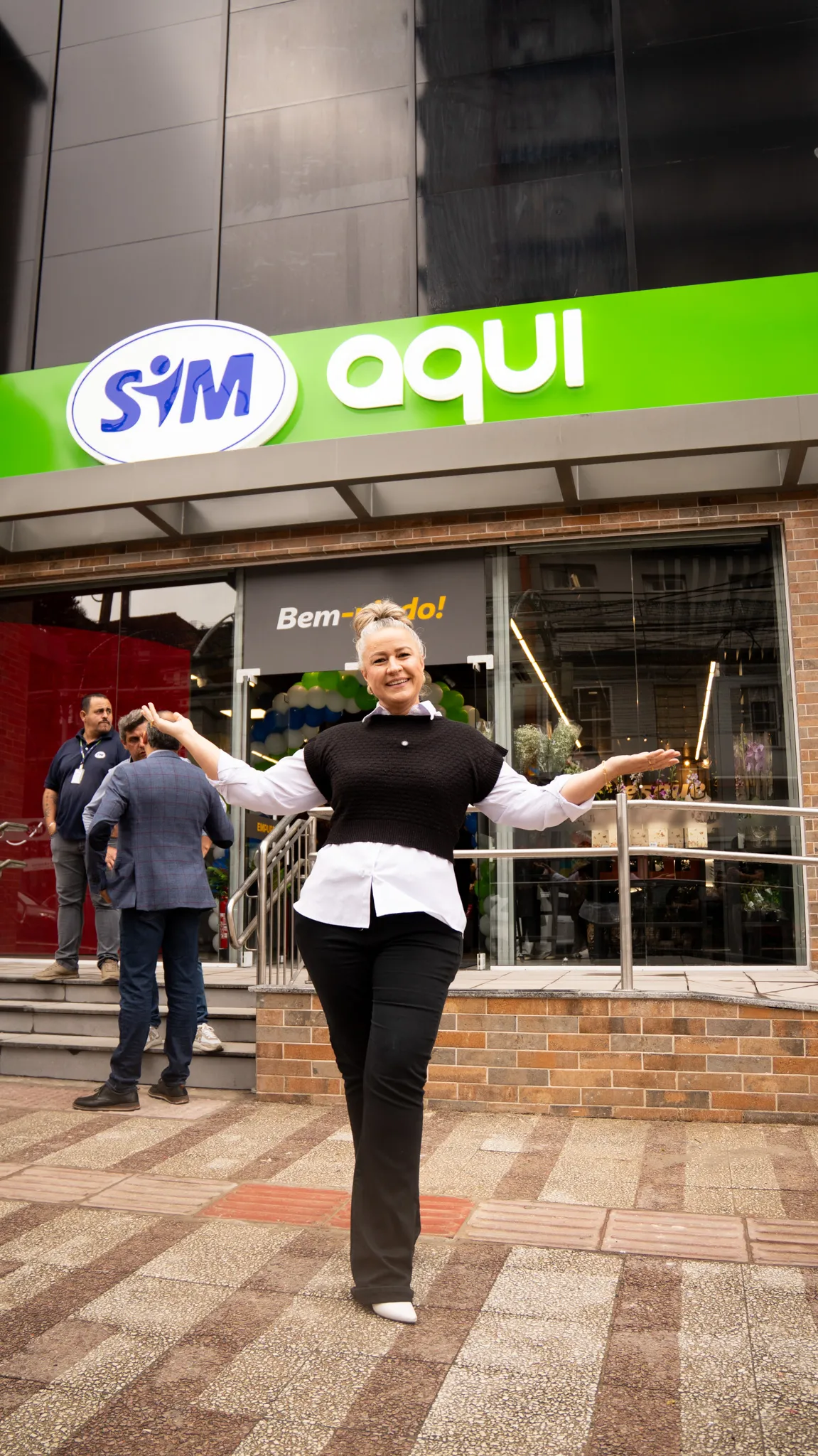 Rede SIM inaugura SIM Aqui no centro de Caxias do Sul com sanduíche autoral de Andreia Kaupe